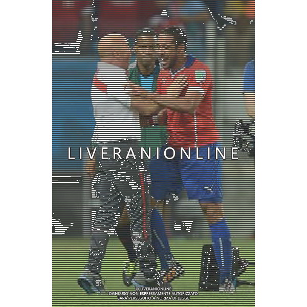 (140613) -- CUIABA, June 13, 2014 () -- Chile\'s Jean Beausejour (R) celebrates his goal with coach Jorge Sampaoli (L) during a Group B match between Chile and Australia of 2014 FIFA World Cup in the Arena Pantanal Stadium in Cuiaba, Brazil, June 13, 2014. Chile won 3-1 over Australia on Friday. (/Liu Dawei)(pcy) ©PHOTOSHOT/Agenzia Aldo Liverani sas - ITALY ONLY - EDITORIAL USE ONLY - Cile Vs Australia partita del Gruppo B Coppa del mondo FIFA World Cup nel Pantanal stadio Arena di Cuiaba, Brasile, 13 giugno 2014