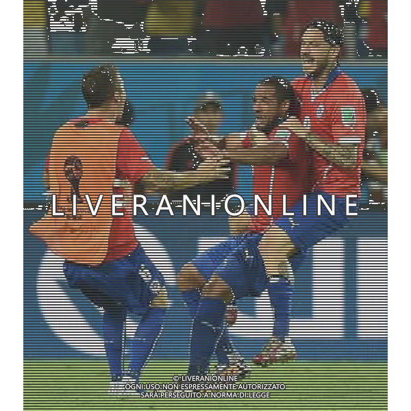 (140613) -- CUIABA, June 13, 2014 () -- Chile\'s players celebrate a goal during a Group B match between Chile and Australia of 2014 FIFA World Cup in the Arena Pantanal Stadium in Cuiaba, Brazil, June 13, 2014. Chile won 3-1 over Australia on Friday. (/Liu Dawei)(pcy) ©PHOTOSHOT/Agenzia Aldo Liverani sas - ITALY ONLY - EDITORIAL USE ONLY - Cile Vs Australia partita del Gruppo B Coppa del mondo FIFA World Cup nel Pantanal stadio Arena di Cuiaba, Brasile, 13 giugno 2014