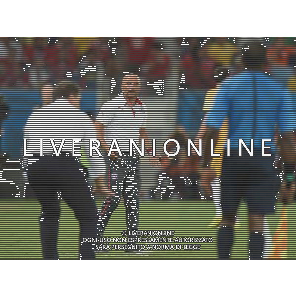 (140613) -- CUIABA, June 13, 2014 () -- Chile\'s coach Jorge Sampaoli (2nd L) argues with assistant referee Songuifolo Yeo during a Group B match between Chile and Australia of 2014 FIFA World Cup in the Arena Pantanal Stadium in Cuiaba, Brazil, June 13, 2014. Chile won 3-1 over Australia on Friday. (/Liu Dawei)(pcy) ©PHOTOSHOT/Agenzia Aldo Liverani sas - ITALY ONLY - EDITORIAL USE ONLY - Cile Vs Australia partita del Gruppo B Coppa del mondo FIFA World Cup nel Pantanal stadio Arena di Cuiaba, Brasile, 13 giugno 2014
