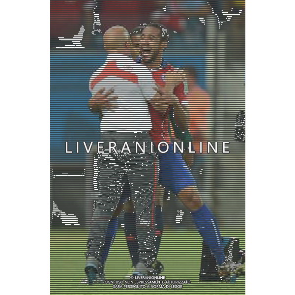 (140613) -- CUIABA, June 13, 2014 () -- Chile\'s Jean Beausejour (R) celebrates his goal with coach Jorge Sampaoli during a Group B match between Chile and Australia of 2014 FIFA World Cup in the Arena Pantanal Stadium in Cuiaba, Brazil, June 13, 2014. Chile won 3-1 over Australia on Friday. (/Liu Dawei)(pcy) ©PHOTOSHOT/Agenzia Aldo Liverani sas - ITALY ONLY - EDITORIAL USE ONLY - Cile Vs Australia partita del Gruppo B Coppa del mondo FIFA World Cup nel Pantanal stadio Arena di Cuiaba, Brasile, 13 giugno 2014