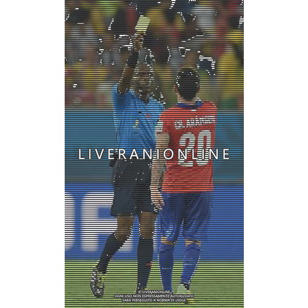 (140613) -- CUIABA, June 13, 2014 () -- Referee Noumandiez Doue from Cote D\'ivoire gives a yellow card to Chile\'s Charles Aranguiz during a Group B match between Chile and Australia of 2014 FIFA World Cup in the Arena Pantanal Stadium in Cuiaba, Brazil, June 13, 2014. Chile won 3-1 over Australia on Friday. (/Liu Dawei)(pcy) ©PHOTOSHOT/Agenzia Aldo Liverani sas - ITALY ONLY - EDITORIAL USE ONLY - Cile Vs Australia partita del Gruppo B Coppa del mondo FIFA World Cup nel Pantanal stadio Arena di Cuiaba, Brasile, 13 giugno 2014