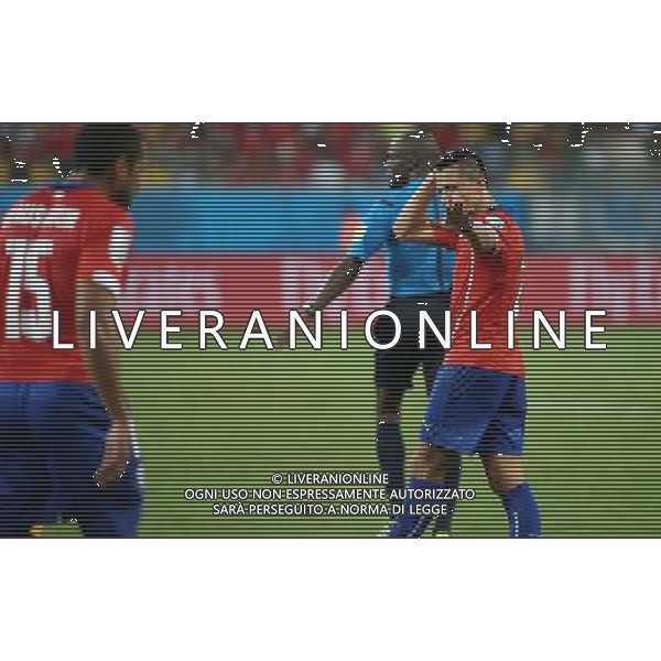 (140613) -- CUIABA, June 13, 2014 () -- Chile\'s Charles Aranguiz (R) gestures to his teammate during a Group B match between Chile and Australia of 2014 FIFA World Cup in the Arena Pantanal Stadium in Cuiaba, Brazil, June 13, 2014. Chile won 3-1 over Australia on Friday. (/Li Ming)(rh) ©PHOTOSHOT/Agenzia Aldo Liverani sas - ITALY ONLY - EDITORIAL USE ONLY - Cile Vs Australia partita del Gruppo B Coppa del mondo FIFA World Cup nel Pantanal stadio Arena di Cuiaba, Brasile, 13 giugno 2014