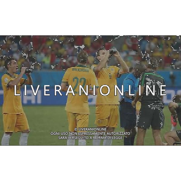 (140613) -- CUIABA, June 13, 2014 () -- Australia\'s players drink water during a Group B match between Chile and Australia of 2014 FIFA World Cup in the Arena Pantanal Stadium in Cuiaba, Brazil, June 13, 2014. Chile won 3-1 over Australia on Friday. (/Li Ming)(rh) ©PHOTOSHOT/Agenzia Aldo Liverani sas - ITALY ONLY - EDITORIAL USE ONLY - Cile Vs Australia partita del Gruppo B Coppa del mondo FIFA World Cup nel Pantanal stadio Arena di Cuiaba, Brasile, 13 giugno 2014