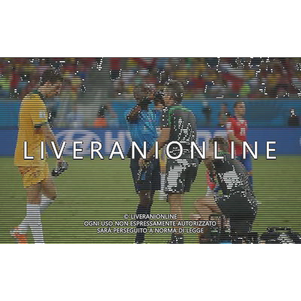 (140613) -- CUIABA, June 13, 2014 () -- Referee Noumandiez Doue (2nd L) from Cote D\'ivoire drinks during a Group B match between Chile and Australia of 2014 FIFA World Cup in the Arena Pantanal Stadium in Cuiaba, Brazil, June 13, 2014. Chile won 3-1 over Australia on Friday. (/Li Ming)(rh) ©PHOTOSHOT/Agenzia Aldo Liverani sas - ITALY ONLY - EDITORIAL USE ONLY - Cile Vs Australia partita del Gruppo B Coppa del mondo FIFA World Cup nel Pantanal stadio Arena di Cuiaba, Brasile, 13 giugno 2014