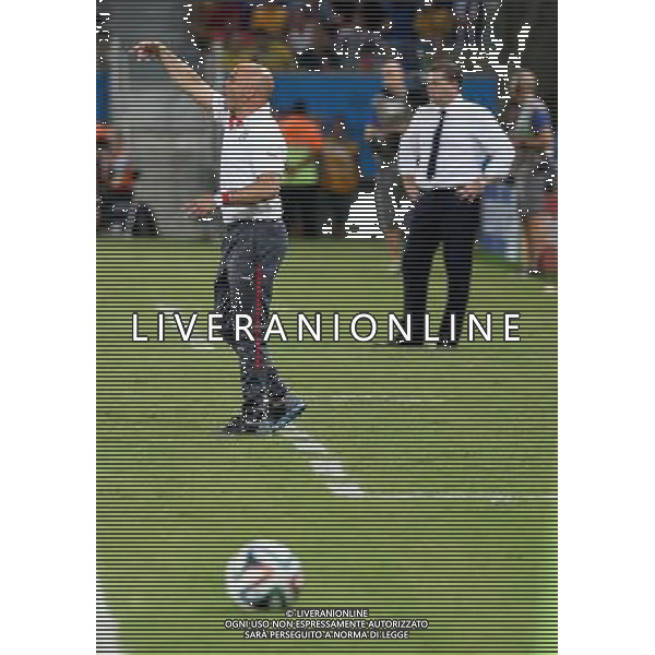 (140613) -- CUIABA, June 13, 2014 () -- Chile\'s coach Jorge Sampaoli instruct his players during a Group B match between Chile and Australia of 2014 FIFA World Cup in the Arena Pantanal Stadium in Cuiaba, Brazil, June 13, 2014. Chile won 3-1 over Australia on Friday. (/Li Ming)(rh) ©PHOTOSHOT/Agenzia Aldo Liverani sas - ITALY ONLY - EDITORIAL USE ONLY - Cile Vs Australia partita del Gruppo B Coppa del mondo FIFA World Cup nel Pantanal stadio Arena di Cuiaba, Brasile, 13 giugno 2014