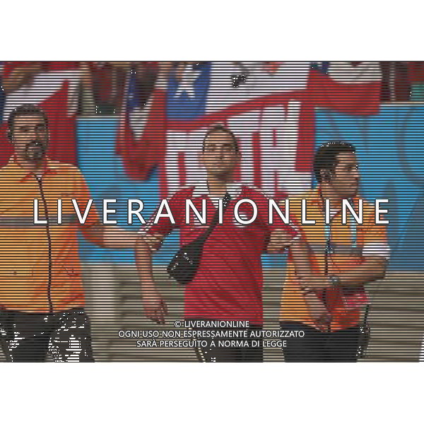 (140613) -- CUIABA, June 13, 2014 () -- Security members drag off a Chile\'s fan who invaded into the field at the end of a Group B match between Chile and Australia of 2014 FIFA World Cup in the Arena Pantanal Stadium in Cuiaba, Brazil, June 13, 2014. Chile won 3-1 over Australia on Friday. (/Li Ming)(rh) ©PHOTOSHOT/Agenzia Aldo Liverani sas - ITALY ONLY - EDITORIAL USE ONLY - Cile Vs Australia partita del Gruppo B Coppa del mondo FIFA World Cup nel Pantanal stadio Arena di Cuiaba, Brasile, 13 giugno 2014