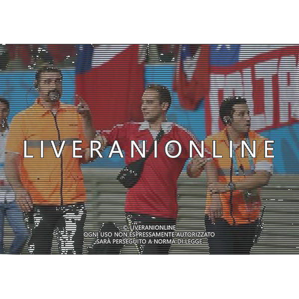 (140613) -- CUIABA, June 13, 2014 () -- Security members drag off a Chile\'s fan who invaded into the field at the end of a Group B match between Chile and Australia of 2014 FIFA World Cup in the Arena Pantanal Stadium in Cuiaba, Brazil, June 13, 2014. Chile won 3-1 over Australia on Friday. (/Li Ming)(rh) ©PHOTOSHOT/Agenzia Aldo Liverani sas - ITALY ONLY - EDITORIAL USE ONLY - Cile Vs Australia partita del Gruppo B Coppa del mondo FIFA World Cup nel Pantanal stadio Arena di Cuiaba, Brasile, 13 giugno 2014