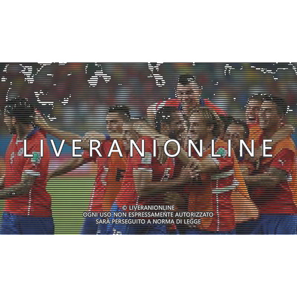 (140613) -- CUIABA, June 13, 2014 () -- Chile\'s player Jean Beausejour (front) celebrates his goal with teammates during a Group B match between Chile and Australia of 2014 FIFA World Cup in the Arena Pantanal Stadium in Cuiaba, Brazil, June 13, 2014. Chile won 3-1 over Australia on Friday. (/Li Ming)(rh) ©PHOTOSHOT/Agenzia Aldo Liverani sas - ITALY ONLY - EDITORIAL USE ONLY - Cile Vs Australia partita del Gruppo B Coppa del mondo FIFA World Cup nel Pantanal stadio Arena di Cuiaba, Brasile, 13 giugno 2014