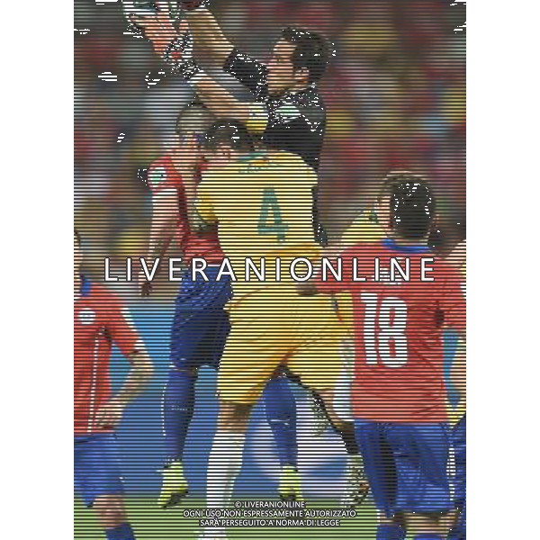 (140613) -- CUIABA, June 13, 2014 () -- Chile\'s goalkeeper Claudio Bravo (C) competes to grab the ball during a Group B match between Chile and Australia of 2014 FIFA World Cup in the Arena Pantanal Stadium in Cuiaba, Brazil, June 13, 2014. Chile won 3-1 over Australia on Friday. (/Liu Dawei)(rh) ©PHOTOSHOT/Agenzia Aldo Liverani sas - ITALY ONLY - EDITORIAL USE ONLY - Cile Vs Australia partita del Gruppo B Coppa del mondo FIFA World Cup nel Pantanal stadio Arena di Cuiaba, Brasile, 13 giugno 2014