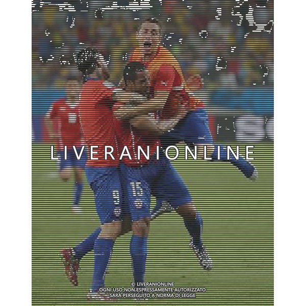 (140613) -- CUIABA, June 13, 2014 () -- Chile\'s players celebrate the third goal during a Group B match between Chile and Australia of 2014 FIFA World Cup in the Arena Pantanal Stadium in Cuiaba, Brazil, June 13, 2014. Chile won 3-1 over Australia on Friday. (/Li Ming)(rh) ©PHOTOSHOT/Agenzia Aldo Liverani sas - ITALY ONLY - EDITORIAL USE ONLY - Cile Vs Australia partita del Gruppo B Coppa del mondo FIFA World Cup nel Pantanal stadio Arena di Cuiaba, Brasile, 13 giugno 2014