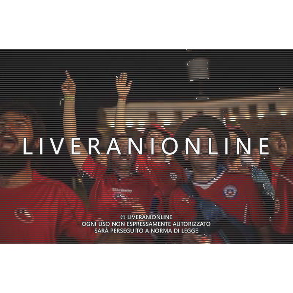 (140613) -- CUIABA, June 13, 2014 () -- Fans of chile watch a Group B match between Chile and Australia of 2014 FIFA World Cup in the Arena Pantanal Stadium in Cuiaba, Brazil, June 13, 2014. (/Jhon Paz)(rh) ©PHOTOSHOT/Agenzia Aldo Liverani sas - ITALY ONLY - EDITORIAL USE ONLY - Cile Vs Australia partita del Gruppo B Coppa del mondo FIFA World Cup nel Pantanal stadio Arena di Cuiaba, Brasile, 13 giugno 2014