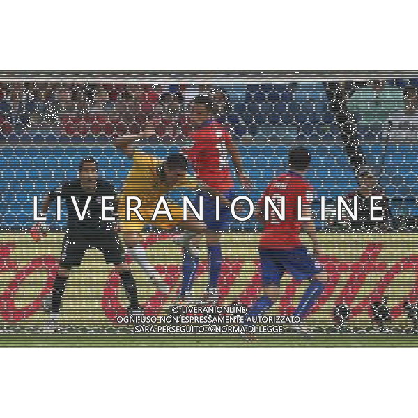 (140613) -- CUIABA, June 13, 2014 () -- Chile\'s Eugenio Mena (1st R) vies with Australia\'s Tim Cahill (2nd L) in front of Chile\'s gate during a Group B match between Chile and Australia of 2014 FIFA World Cup in the Arena Pantanal Stadium in Cuiaba, Brazil, June 13, 2014. Chile won 3-1 over Australia on Friday. (/Li Ming)(rh) ©PHOTOSHOT/Agenzia Aldo Liverani sas - ITALY ONLY - EDITORIAL USE ONLY - Cile Vs Australia partita del Gruppo B Coppa del mondo FIFA World Cup nel Pantanal stadio Arena di Cuiaba, Brasile, 13 giugno 2014