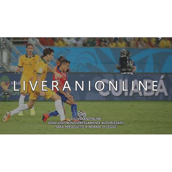 (140613) -- CUIABA, June 13, 2014 () -- Chile\'s Alexis Sanchez vies with Australia\'s Matthew Spiranovic during a Group B match between Chile and Australia of 2014 FIFA World Cup in the Arena Pantanal Stadium in Cuiaba, Brazil, June 13, 2014. (/Li Ming)(rh) ©PHOTOSHOT/Agenzia Aldo Liverani sas - ITALY ONLY - EDITORIAL USE ONLY - Cile Vs Australia partita del Gruppo B Coppa del mondo FIFA World Cup nel Pantanal stadio Arena di Cuiaba, Brasile, 13 giugno 2014