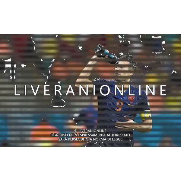 (140613) -- SALVADOR, June 13, 2014 () -- Netherlands\'s Robin van Persie cools himself down during a Group B match between Spain and Netherlands of 2014 FIFA World Cup in the Arena Fonte Nova Stadium in Salvador, Brazil, June 13, 2014. (/Yang Lei)(rh) ©PHOTOSHOT/Agenzia Aldo Liverani sas - ITALY ONLY - EDITORIAL USE ONLY - Spagna Vs Olanda partita del Gruppo B Coppa del Mondo FIFA 2014 in Salvador, in Brasile, 13 giugno 2014