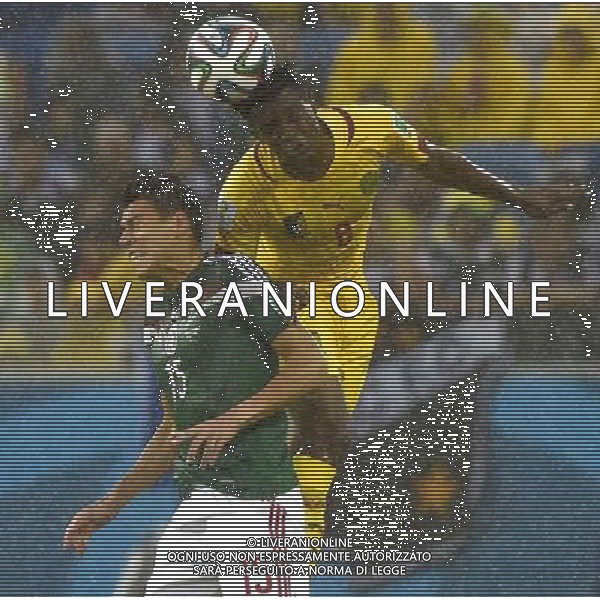 (140613) -- NATAL, June 13, 2014 () -- Cameroon\'s Benjamin Moukandjo (R) heads the ball as Mexico\'s Hector Moreno (L) competes during a Group A match between Mexico and Cameroon of 2014 FIFA World Cup at the Estadio das Dunas Stadium in Natal, Brazil, June 13, 2014. (/Lui Siu Wai)(pcy) ©PHOTOSHOT/Agenzia Aldo Liverani sas - ITALY ONLY - EDITORIAL USE ONLY - Messico v Camerun partita del Gruppo A Coppa del Mondo FIFA 2014 in Estadio das Dunas Stadium a Natal, Brasile, 13 giugno 2014