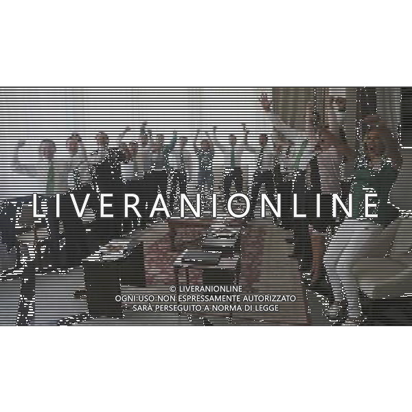 (140613) -- MEXICO CITY, June 13, 2014 () -- Image provided by Mexico\'s Presidency on June 13, 2014 shows Mexican President Enrique Pena Nieto (C) celebrating a goal of Mexico\'s national football team during a Group A first round match of the 2014 FIFA World Cup against Cameroon in the Los Pinos official residence, in Mexico City, capital of Mexico. (/Mexico\'s Presidency) (rh) ©PHOTOSHOT/Agenzia Aldo Liverani sas - ITALY ONLY - EDITORIAL USE ONLY - I tifosi celebrano la vittoria del Messico di 1-0 contro il Camerun nella partita del Gruppo B della Coppa del Mondo FIFA 2014, a Citta\' del Messico il 13 giugno 2014