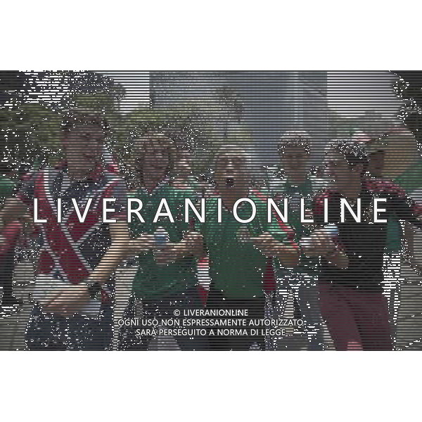 (140613) -- MEXICO CITY, June 13, 2014 () -- Residents celebrate Mexico\'s victory over Cameroon in a Group B match of 2014 FIFA World Cup, at the Monument to the Independence in Mexico City, capital of Mexico, on June 13, 2014. Mexico won 1-0 over Cameroon in the Group A match of the 2014 FIFA World Cup. (/Alejandro Ayala) ©PHOTOSHOT/Agenzia Aldo Liverani sas - ITALY ONLY - EDITORIAL USE ONLY - I tifosi celebrano la vittoria del Messico di 1-0 contro il Camerun nella partita del Gruppo B della Coppa del Mondo FIFA 2014, a Citta\' del Messico il 13 giugno 2014