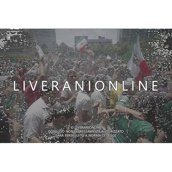 (140613) -- MEXICO CITY, June 13, 2014 () -- Residents celebrate Mexico\'s victory over Cameroon in a Group B match of 2014 FIFA World Cup, at the Monument to the Independence in Mexico City, capital of Mexico, on June 13, 2014. Mexico won 1-0 over Cameroon in the Group A match of the 2014 FIFA World Cup. (/Alejandro Ayala) ©PHOTOSHOT/Agenzia Aldo Liverani sas - ITALY ONLY - EDITORIAL USE ONLY - I tifosi celebrano la vittoria del Messico di 1-0 contro il Camerun nella partita del Gruppo B della Coppa del Mondo FIFA 2014, a Citta\' del Messico il 13 giugno 2014