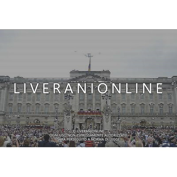 Aircraft flies over Buckingham Palace to mark the end of the annual Trooping of the Colour. Trooping the Colour ceremony, London, UK, 14th April 2014 ©PHOTOSHOT/Agenzia Aldo Liverani Sas - ITALY ONLY - EDITORIAL USE ONLY