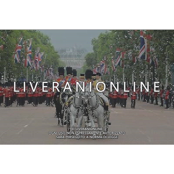 The Queens carriage arrives back at Buckingham Palace for Trooping the Colour. Trooping the Colour ceremony, London, UK, 14th April 2014 ©PHOTOSHOT/Agenzia Aldo Liverani Sas - ITALY ONLY - EDITORIAL USE ONLY