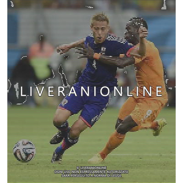 (140614) -- RECIFE, June 14, 2014 () -- Cote d\'Ivoire\'s Cheick Tiote (R) vies with Japan\'s Keisuke Honda during a Group C match between Cote d\'Ivoire and Japan of 2014 FIFA World Cup at the Arena Pernambuco Stadium in Recife, Brazil, June 14, 2014. (/Yang Lei)(pcy) ©PHOTOSHOT/Agenzia Aldo Liverani Sas - ITALY ONLY - EDITORIAL USE ONLY - Costa d\'Avorio Vs Giappone partita del Gruppo C della coppa del mondo 2014 FIFA World Cup Stadium Arena Pernambuco a Recife, in Brasile, 14 giugno 2014