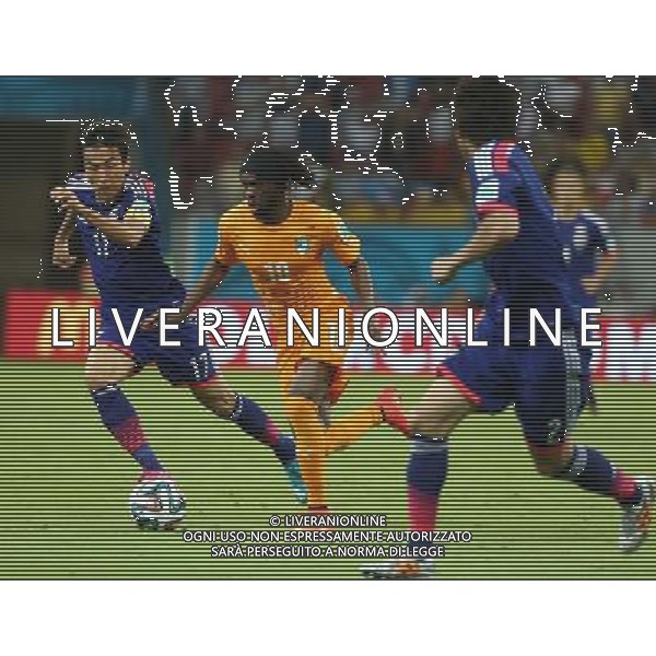 (140614) -- RECIFE, June 14, 2014 () -- Cote d\'Ivoire\'s Shinji Kagawa breaks through during a Group C match between Cote d\'Ivoire and Japan of 2014 FIFA World Cup in the Aren Pernambuco Stadium in Recife, Brazil, June 14, 2014. (/Cao Can)(rh) ©PHOTOSHOT/Agenzia Aldo Liverani Sas - ITALY ONLY - EDITORIAL USE ONLY - Costa d\'Avorio Vs Giappone partita del Gruppo C della coppa del mondo 2014 FIFA World Cup Stadium Arena Pernambuco a Recife, in Brasile, 14 giugno 2014
