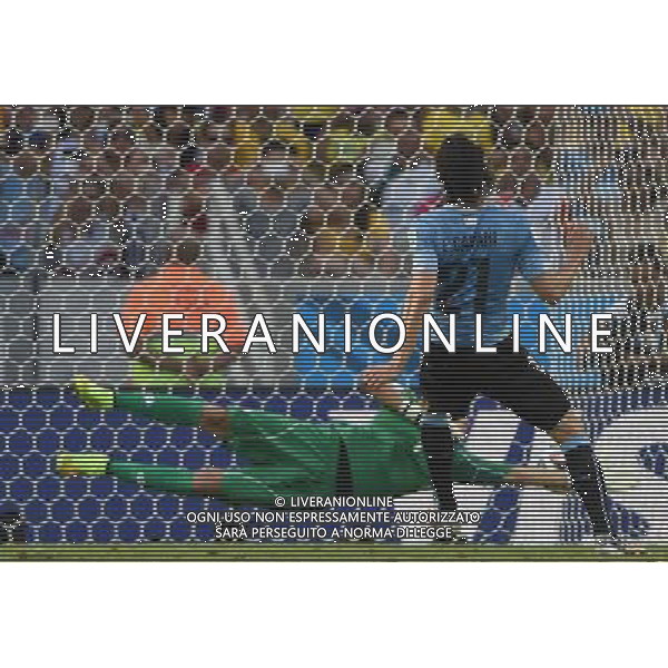 (140614) -- FORTALEZA, June 14, 2014 () -- Uruguay\'s Edinson Cavani scores a penalty goal during a Group D match between Uruguay and Costa Rica of 2014 FIFA World Cup in the Estadio Castelao Stadium in Fortaleza, Brazil, June 14, 2014. (/Guo Yong)(rh) ©PHOTOSHOT/Agenzia Aldo Liverani Sas - ITALY ONLY - EDITORIAL USE ONLY - Uruguay vs Costa Rica partita del Gruppo D della Coppa del mondo FIFA 2014 Castelao stadio Estadio a Fortaleza, in Brasile, 14 Giugno 2014