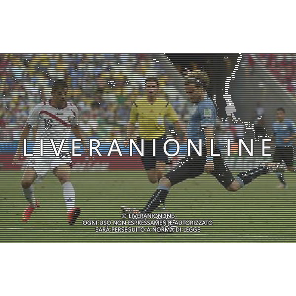 (140614) -- FORTALEZA, June 14, 2014 () -- Uruguay\'s Diego Forlan (R) kicks the ball during a Group D match between Uruguay and Costa Rica of 2014 FIFA World Cup at the Estadio Castelao Stadium in Fortaleza, Brazil, June 14, 2014. (/Lui Siu Wai)(pcy) ©PHOTOSHOT/Agenzia Aldo Liverani sas - ITALY ONLY - EDITORIAL USE ONLY - Uruguay vs Costa Rica partita del Gruppo D della Coppa del mondo FIFA 2014 Castelao stadio Estadio a Fortaleza, in Brasile, 14 Giugno 2014