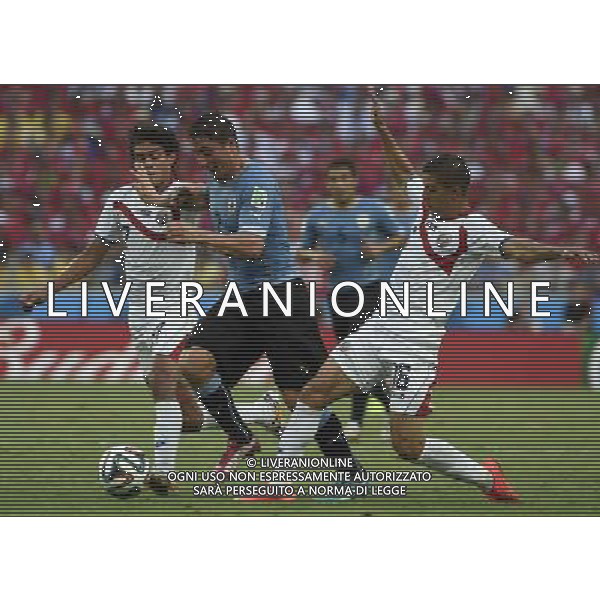 (140614) -- FORTALEZA, June 14, 2014 () -- Uruguay\'s Cristian Rodriguez (C) breaks through the defense of Costa Rica\'s Yeltsin Tejeda (L) and Christian Gamboa (R) during a Group D match between Uruguay and Costa Rica of 2014 FIFA World Cup at the Estadio Castelao Stadium in Fortaleza, Brazil, June 14, 2014. (/Lui Siu Wai)(pcy) ©PHOTOSHOT/Agenzia Aldo Liverani sas - ITALY ONLY - EDITORIAL USE ONLY - Uruguay vs Costa Rica partita del Gruppo D della Coppa del mondo FIFA 2014 Castelao stadio Estadio a Fortaleza, in Brasile, 14 Giugno 2014