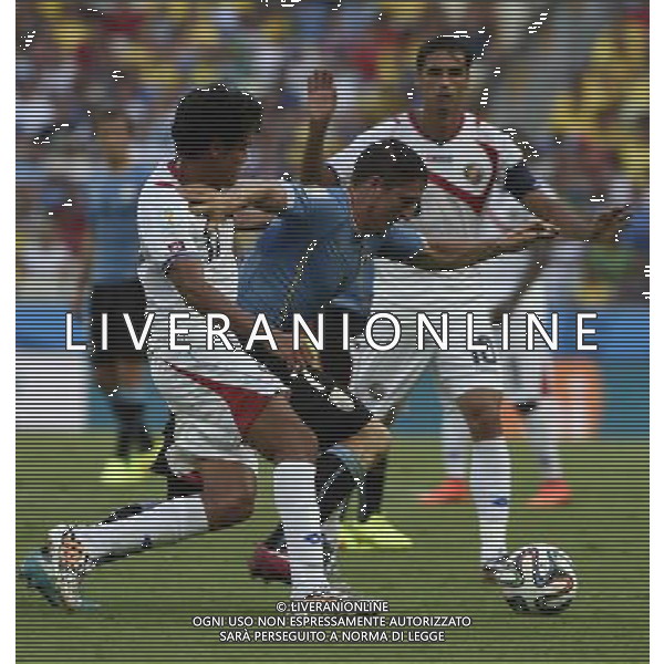 (140614) -- FORTALEZA, June 14, 2014 () -- Uruguay\'s Cristian Rodriguez (C) breaks through during a Group D match between Uruguay and Costa Rica of 2014 FIFA World Cup at the Estadio Castelao Stadium in Fortaleza, Brazil, June 14, 2014. (/Lui Siu Wai)(pcy) ©PHOTOSHOT/Agenzia Aldo Liverani sas - ITALY ONLY - EDITORIAL USE ONLY - Uruguay vs Costa Rica partita del Gruppo D della Coppa del mondo FIFA 2014 Castelao stadio Estadio a Fortaleza, in Brasile, 14 Giugno 2014