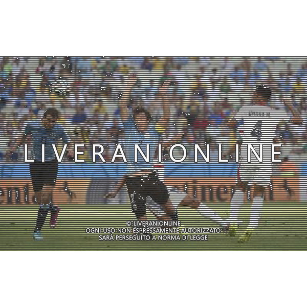 (140614) -- FORTALEZA, June 14, 2014 () -- Uruguay\'s Diego Lugano (C) falls down during a Group D match between Uruguay and Costa Rica of 2014 FIFA World Cup in the Estadio Castelao Stadium in Fortaleza, Brazil, June 14, 2014. (/Guo Yong)(rh) ©PHOTOSHOT/Agenzia Aldo Liverani sas - ITALY ONLY - EDITORIAL USE ONLY - Uruguay vs Costa Rica partita del Gruppo D della Coppa del mondo FIFA 2014 Castelao stadio Estadio a Fortaleza, in Brasile, 14 Giugno 2014