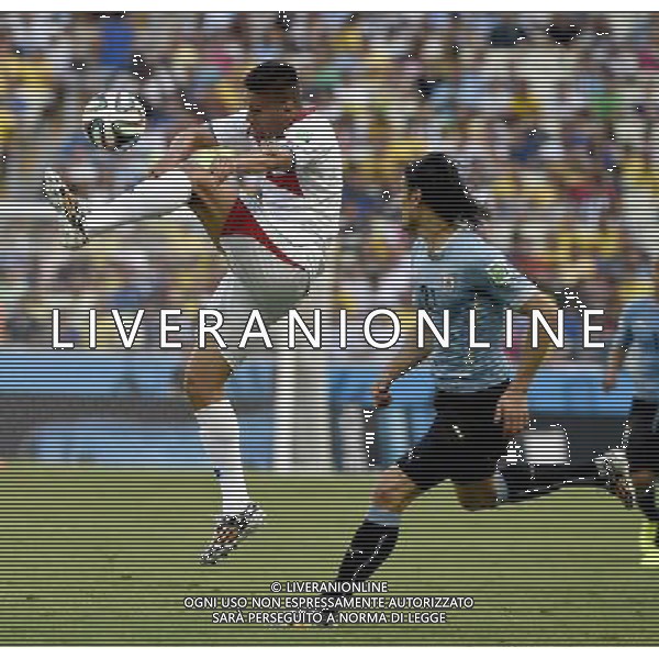 (140614) -- FORTALEZA, June 14, 2014 () -- Costa Rica\'s Michael Umana (C) stops the ball during a Group D match between Uruguay and Costa Rica of 2014 FIFA World Cup at the Estadio Castelao Stadium in Fortaleza, Brazil, June 14, 2014. (/Lui Siu Wai)(pcy) ©PHOTOSHOT/Agenzia Aldo Liverani sas - ITALY ONLY - EDITORIAL USE ONLY - Uruguay vs Costa Rica partita del Gruppo D della Coppa del mondo FIFA 2014 Castelao stadio Estadio a Fortaleza, in Brasile, 14 Giugno 2014