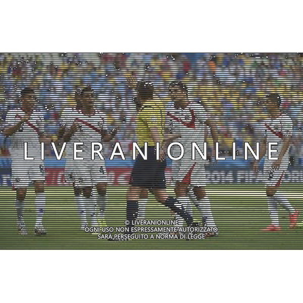 (140614) -- FORTALEZA, June 14, 2014 () -- Costa Rica\'s players argue with German referee Felix Brych (front) during a Group D match between Uruguay and Costa Rica of 2014 FIFA World Cup at the Estadio Castelao Stadium in Fortaleza, Brazil, June 14, 2014. (/Lui Siu Wai)(pcy) ©PHOTOSHOT/Agenzia Aldo Liverani sas - ITALY ONLY - EDITORIAL USE ONLY - Uruguay vs Costa Rica partita del Gruppo D della Coppa del mondo FIFA 2014 Castelao stadio Estadio a Fortaleza, in Brasile, 14 Giugno 2014