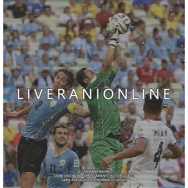 (140614) -- FORTALEZA, June 14, 2014 () -- Costa Rica\'s goalkeeper Keilor Navas (C) stops the ball during a Group D match between Uruguay and Costa Rica of 2014 FIFA World Cup at the Estadio Castelao Stadium in Fortaleza, Brazil, June 14, 2014. (/Lui Siu Wai)(pcy) ©PHOTOSHOT/Agenzia Aldo Liverani sas - ITALY ONLY - EDITORIAL USE ONLY - Uruguay vs Costa Rica partita del Gruppo D della Coppa del mondo FIFA 2014 Castelao stadio Estadio a Fortaleza, in Brasile, 14 Giugno 2014