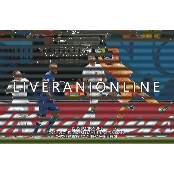 (140614) -- MANAUS, June 14, 2014 () -- Italy\'s goalkeeper Salvatore Sirigu (1st R) blocks the ball during a Group D match between England and Italy of 2014 FIFA World Cup in the Arena Amazonia Stadium in Manaus, Brazil, June 14, 2014. (/Wang Lili)(rh) AG ALDOL IVERANI SAS ONLY ITALY