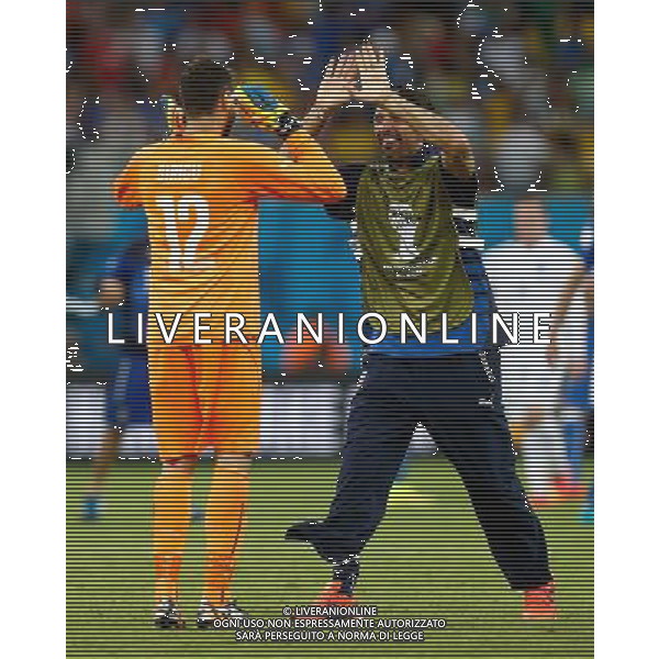 (140614) -- MANAUS, June 14, 2014 () -- Italy\'s goalkeeper Salvatore Sirigu (L) celebrates the victory with Gianluigi Buffon after a Group D match between England and Italy of 2014 FIFA World Cup in the Arena Amazonia Stadium in Manaus, Brazil, June 14, 2014. Italy won 2-1 over England on Saturday.(/Wang Lili)(rh) AG ALDOL IVERANI SAS ONLY ITALY