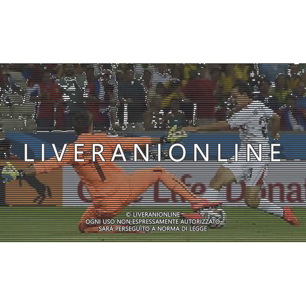 (140614) -- FORTALEZA, June 14, 2014 () -- Uruguay\'s goalkeeper Fernando Muslera (L) fails to block a shot by Costa Rica\'s Marco Urena (R) during a Group D match between Uruguay and Costa Rica of 2014 FIFA World Cup at the Estadio Castelao Stadium in Fortaleza, Brazil, June 14, 2014. Costa Rica won 3-1 over Uruguay on Saturday.(/Lui Siu Wai)(pcy) AG ALDO LIVERANI SAS ONLY ITALY