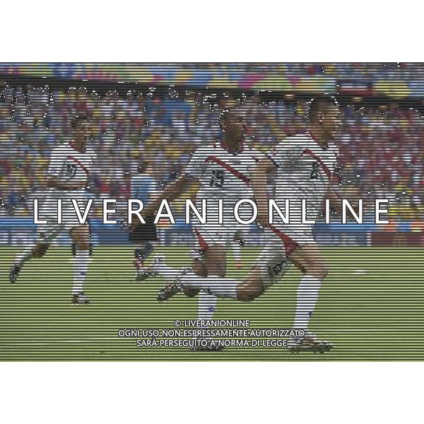 (140614) -- FORTALEZA, June 14, 2014 () -- Costa Rica\'s Oscar Duarte (R) celebrates his goal with his teammate Junior Diaz (C) during a Group D match between Uruguay and Costa Rica of 2014 FIFA World Cup at the Estadio Castelao Stadium in Fortaleza, Brazil, June 14, 2014. (/Lui Siu Wai)(pcy) AG ALDO LIVERANI SAS ONLY ITALY