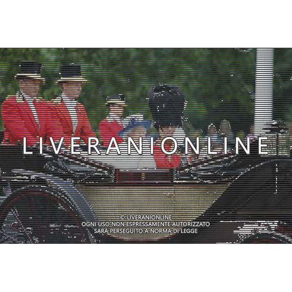 (140615) -- LONDON, June 15, 2014 () -- Britain\'s Queen Elizabeth II (L) and her husband Prince Philip attend Trooping the Colour in London on June 14, 2014. The ceremony of Trooping the Colour is to celebrate the Sovereign\'s official birthday. (/Bimal Gautam) ©PHOTOSHOT/Agenzia Aldo Liverani sas - ITALY ONLY - EDITORIAL USE ONLY - REALI INGLESI: La Regina Elisabetta II d\'inghilterra con i membri della famiglia reale al Trooping the Colour, la parata annuale del Compleanno della regina con partenza da Buckingham Palace a Londra