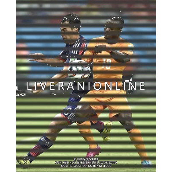 (140614) -- RECIFE, June 14, 2014 () -- Cote d\'Ivoire\'s Constant Djakpa (R) vies with Japan\'s Shinji Okazaki during a Group C match between Cote d\'Ivoire and Japan of 2014 FIFA World Cup at the Arena Pernambuco Stadium in Recife, Brazil, June 14, 2014.Cote d\'Ivoire won 2-1 over Japan on Saturday.(/Yang Lei)(pcy) ©PHOTOSHOT/Agenzia Aldo Liverani sas - ITALY ONLY - EDITORIAL USE ONLY - Costa d\'Avorio Vs Giappone partita del Gruppo C della coppa del mondo 2014 FIFA World Cup Stadium Arena Pernambuco a Recife, in Brasile, 14 giugno 2014