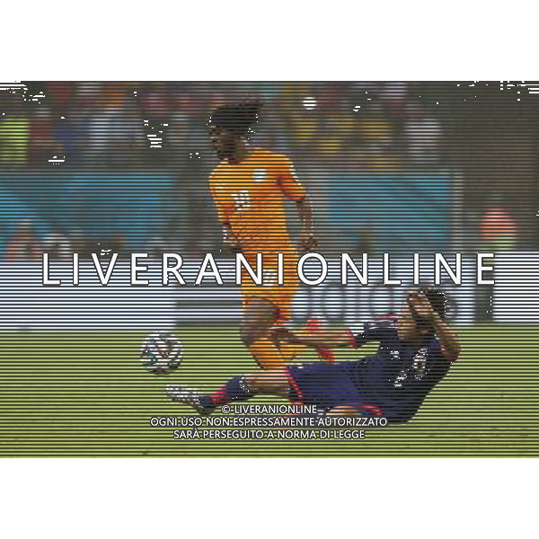 (140614) -- RECIFE, June 14, 2014 () -- Cote d\'Ivoire\'s Gervinho vies with Japan\'s Atsuto Uchida during a Group C match between Cote d\'Ivoire and Japan of 2014 FIFA World Cup in the Aren Pernambuco Stadium in Recife, Brazil, June 14, 2014. Cote d\'Ivoire won 2-1 over Japan on Saturday. (/Cao Can)(rh) ©PHOTOSHOT/Agenzia Aldo Liverani sas - ITALY ONLY - EDITORIAL USE ONLY - Costa d\'Avorio Vs Giappone partita del Gruppo C della coppa del mondo 2014 FIFA World Cup Stadium Arena Pernambuco a Recife, in Brasile, 14 giugno 2014