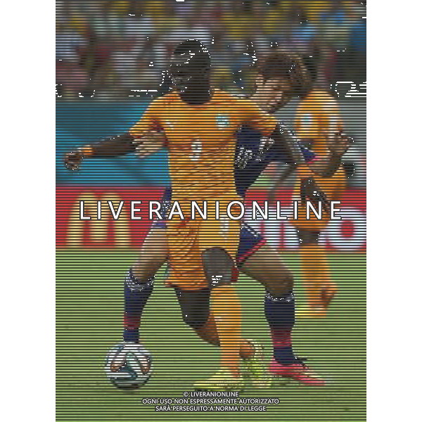 (140614) -- RECIFE, June 14, 2014 () -- Cote d\'Ivoire\'s Cheick Tiote vies with Japan\'s Yuya Osako during a Group C match between Cote d\'Ivoire and Japan of 2014 FIFA World Cup in the Aren Pernambuco Stadium in Recife, Brazil, June 14, 2014. (/Cao Can)(rh) ©PHOTOSHOT/Agenzia Aldo Liverani sas - ITALY ONLY - EDITORIAL USE ONLY - Costa d\'Avorio Vs Giappone partita del Gruppo C della coppa del mondo 2014 FIFA World Cup Stadium Arena Pernambuco a Recife, in Brasile, 14 giugno 2014