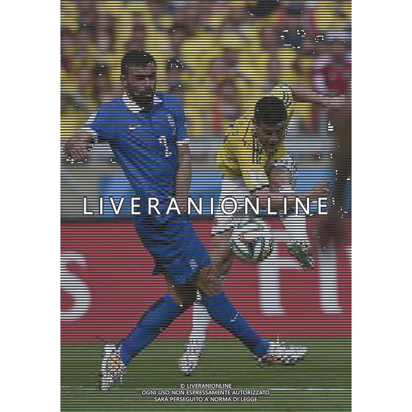 (140614) -- BELO HORIZONTE, June 14, 2014 () -- Colombia\'s James Rodriguez (R) shoots the ball during a Group C match between Colombia and Greece of 2014 FIFA World Cup at the Estadio Mineirao Stadium in Belo Horizonte, Brazil, June 14, 2014. Colombia won 3-0 over Greece on Saturday. (/Qi Heng)(pcy) ©PHOTOSHOT/Agenzia Aldo Liverani sas - ITALY ONLY - EDITORIAL USE ONLY - Colombia Vs Grecia partita del Gruppo C Coppa del Mondo FIFA 2014 Mineirao stadio Estadio a Belo Horizonte, in Brasile 14 Giugno 2014