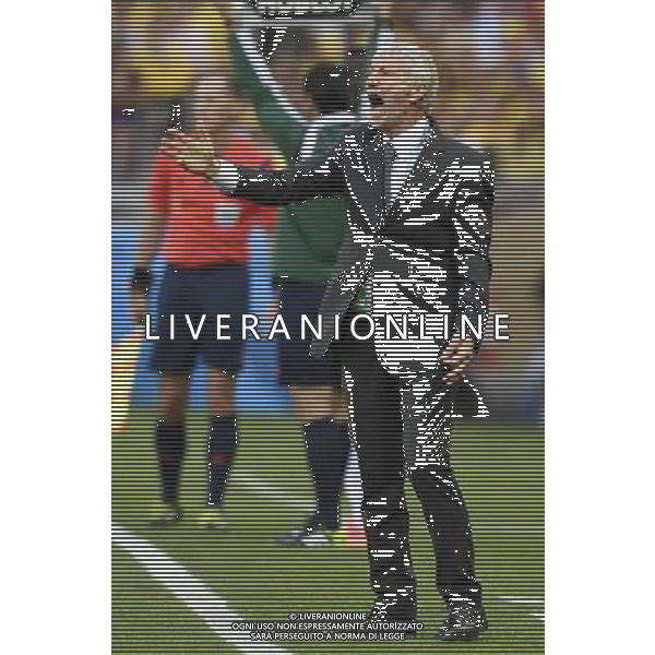 (140614) -- BELO HORIZONTE, June 14, 2014 () -- Colombia\'s coach Jose Pekerman shouts at players by the field during a Group C match between Colombia and Greece of 2014 FIFA World Cup at the Estadio Mineirao Stadium in Belo Horizonte, Brazil, June 14, 2014. Colombia won 3-0 over Greece on Saturday. (/Qi Heng)(pcy) ©PHOTOSHOT/Agenzia Aldo Liverani sas - ITALY ONLY - EDITORIAL USE ONLY - Colombia Vs Grecia partita del Gruppo C Coppa del Mondo FIFA 2014 Mineirao stadio Estadio a Belo Horizonte, in Brasile 14 Giugno 2014