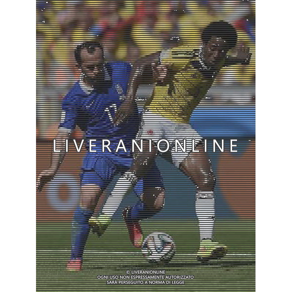 (140614) -- BELO HORIZONTE, June 14, 2014 () -- Greece\'s Theofanis Gekas (L) strives for the ball with Colombia\'s Carlos Sanchez during a Group C match between Colombia and Greece of 2014 FIFA World Cup at the Estadio Mineirao Stadium in Belo Horizonte, Brazil, June 14, 2014. Colombia won 3-0 over Greece on Saturday. (/Qi Heng)(pcy) ©PHOTOSHOT/Agenzia Aldo Liverani sas - ITALY ONLY - EDITORIAL USE ONLY - Colombia Vs Grecia partita del Gruppo C Coppa del Mondo FIFA 2014 Mineirao stadio Estadio a Belo Horizonte, in Brasile 14 Giugno 2014