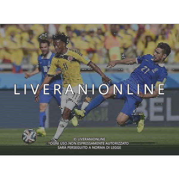 (140614) -- BELO HORIZONTE, June 14, 2014 () -- Greece\'s Kostas Katsouranis (R) strives for the ball controlled by Colombia\'s Juan Guillermo Cuadrado during a Group C match between Colombia and Greece of 2014 FIFA World Cup at the Estadio Mineirao Stadium in Belo Horizonte, Brazil, June 14, 2014. Colombia won 3-0 over Greece on Saturday. (/Qi Heng)(pcy) ©PHOTOSHOT/Agenzia Aldo Liverani sas - ITALY ONLY - EDITORIAL USE ONLY - Colombia Vs Grecia partita del Gruppo C Coppa del Mondo FIFA 2014 Mineirao stadio Estadio a Belo Horizonte, in Brasile 14 Giugno 2014