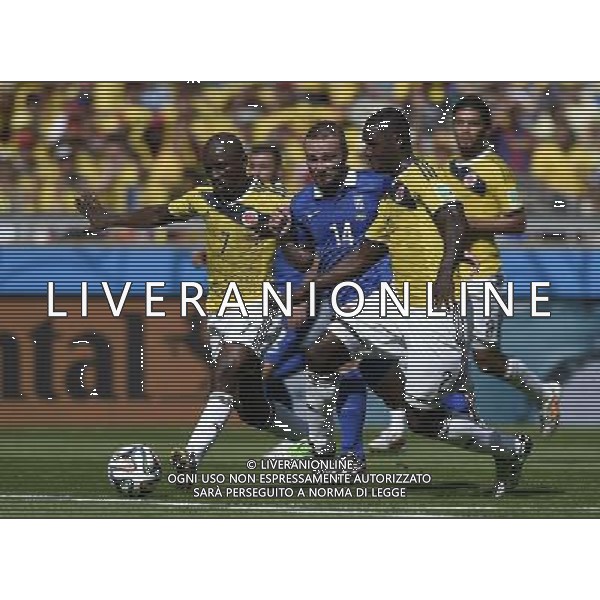 (140614) -- BELO HORIZONTE, June 14, 2014 () -- Greece\'s Dimitris Salpingidis (C) competes with Colombia\'s Pablo Armero (L) and Cristian Zapata (R) during a Group C match between Colombia and Greece of 2014 FIFA World Cup at the Estadio Mineirao Stadium in Belo Horizonte, Brazil, June 14, 2014. Colombia won 3-0 over Greece on Saturday. (/Qi Heng)(pcy) ©PHOTOSHOT/Agenzia Aldo Liverani sas - ITALY ONLY - EDITORIAL USE ONLY - Colombia Vs Grecia partita del Gruppo C Coppa del Mondo FIFA 2014 Mineirao stadio Estadio a Belo Horizonte, in Brasile 14 Giugno 2014