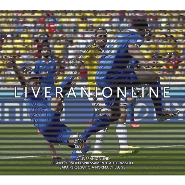 (140614) -- BELO HORIZONTE, June 14, 2014 () -- Greece\'s Vasilis Torosidis (R) controls the ball during a Group C match between Colombia and Greece of 2014 FIFA World Cup at the Estadio Mineirao Stadium in Belo Horizonte, Brazil, June 14, 2014. (/Liu Bin)(pcy) ©PHOTOSHOT/Agenzia Aldo Liverani sas - ITALY ONLY - EDITORIAL USE ONLY - Colombia Vs Grecia partita del Gruppo C Coppa del Mondo FIFA 2014 Mineirao stadio Estadio a Belo Horizonte, in Brasile 14 Giugno 2014