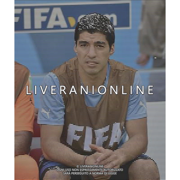 (140614) -- FORTALEZA, June 14, 2014 () -- Uruguay\'s Luis Suarez watches the game on the bench during a Group D match between Uruguay and Costa Rica of 2014 FIFA World Cup at the Estadio Castelao Stadium in Fortaleza, Brazil, June 14, 2014. (/Lui Siu Wai)(pcy) ©PHOTOSHOT/Agenzia Aldo Liverani sas - ITALY ONLY - EDITORIAL USE ONLY - Uruguay vs Costa Rica partita del Gruppo D della Coppa del mondo FIFA 2014 Castelao stadio Estadio a Fortaleza, in Brasile, 14 Giugno 2014