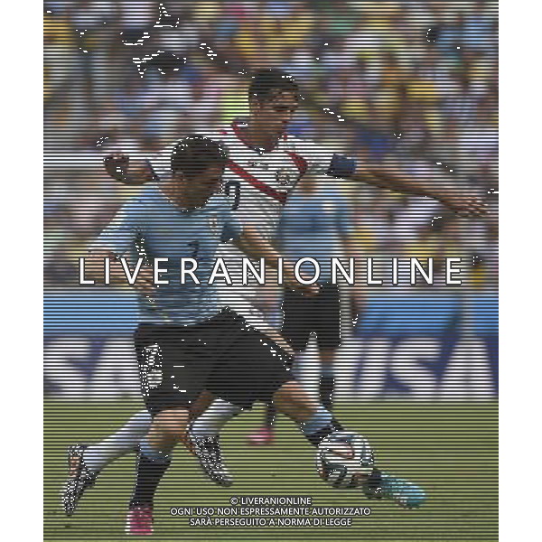 (140614) -- FORTALEZA, June 14, 2014 () -- Uruguay\'s Cristian Rodriguez (L) controls the ball under the defense of Costa Rica\'s Bryan Ruiz during a Group D match between Uruguay and Costa Rica of 2014 FIFA World Cup at the Estadio Castelao Stadium in Fortaleza, Brazil, June 14, 2014. (/Lui Siu Wai)(pcy) ©PHOTOSHOT/Agenzia Aldo Liverani sas - ITALY ONLY - EDITORIAL USE ONLY - Uruguay vs Costa Rica partita del Gruppo D della Coppa del mondo FIFA 2014 Castelao stadio Estadio a Fortaleza, in Brasile, 14 Giugno 2014